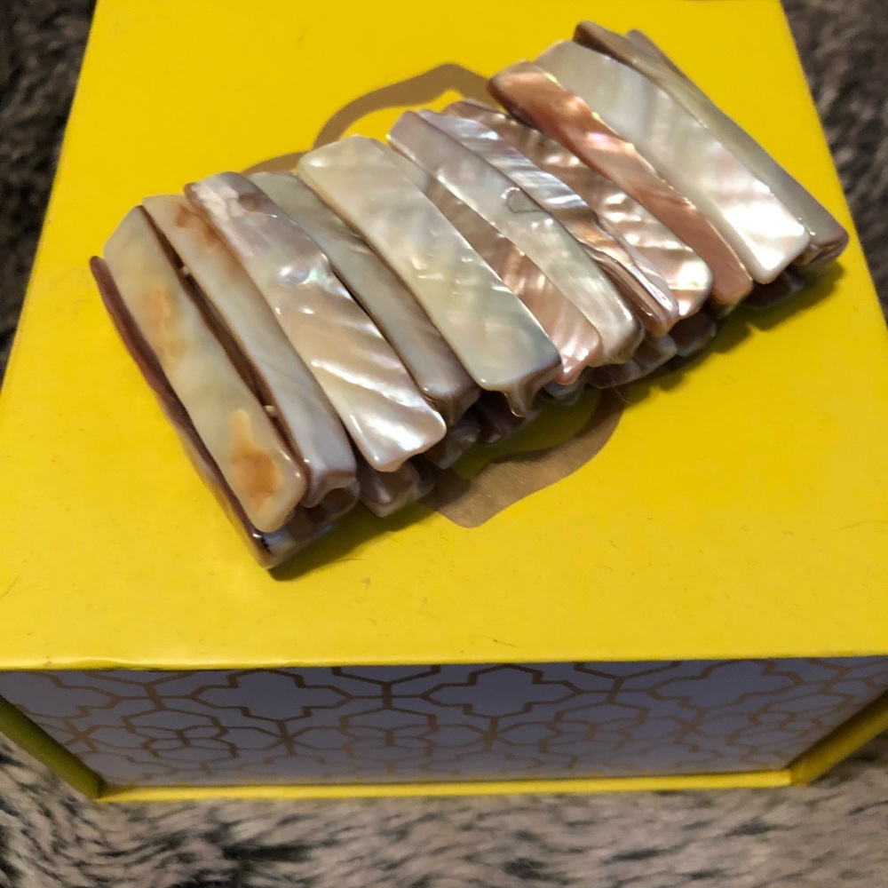 Shell cuff bracelet - Picture 2 of 2